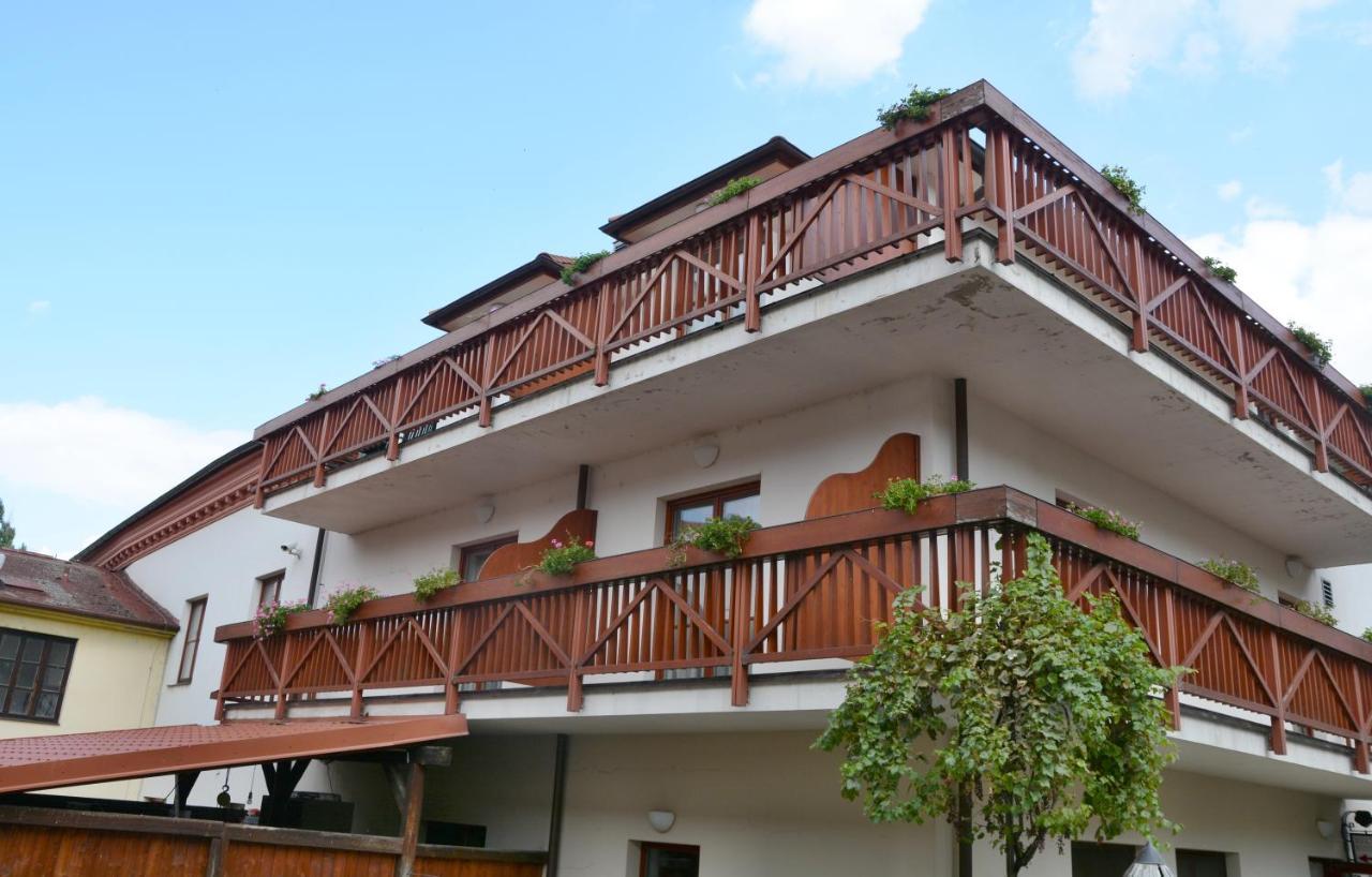 Hotel Kounicky Dvur Dolní Kounice Exterior foto