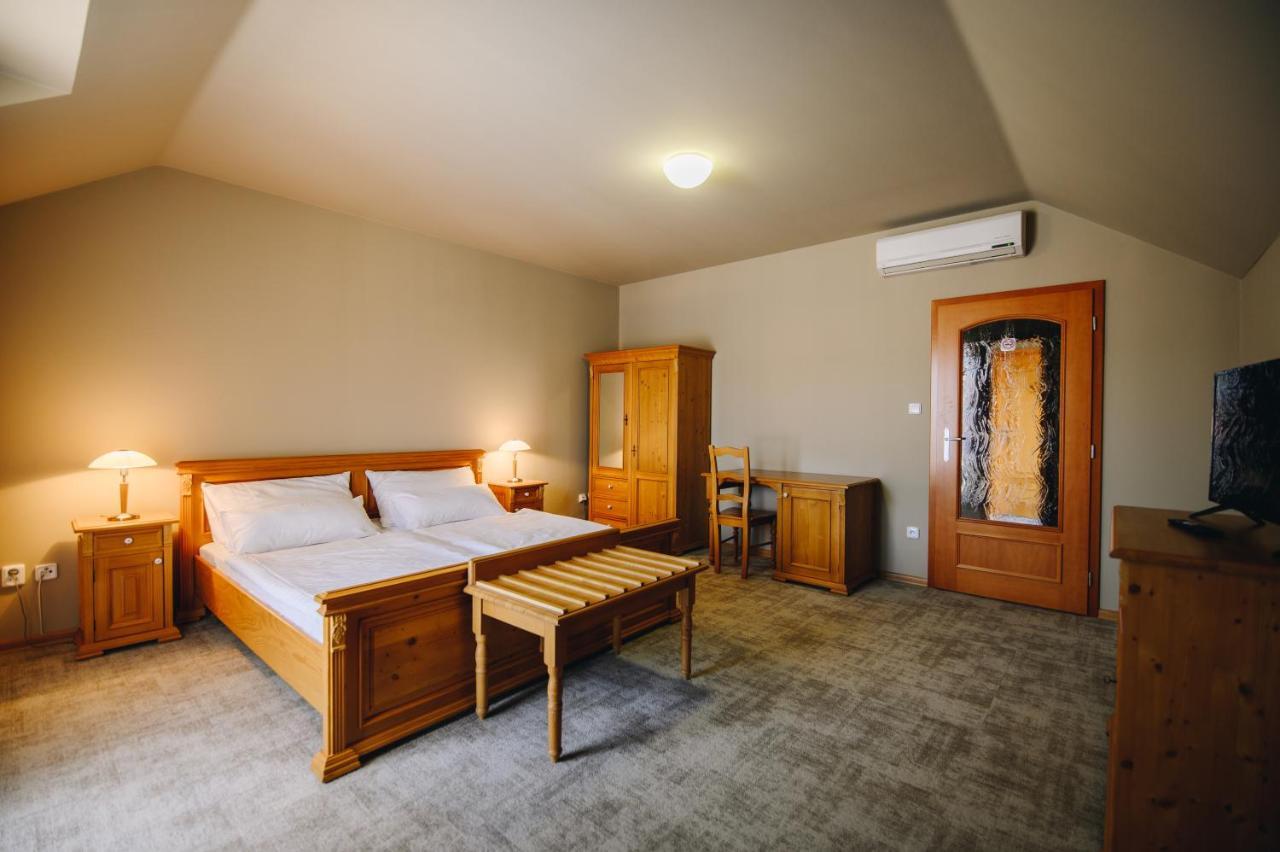 Hotel Kounicky Dvur Dolní Kounice Exterior foto